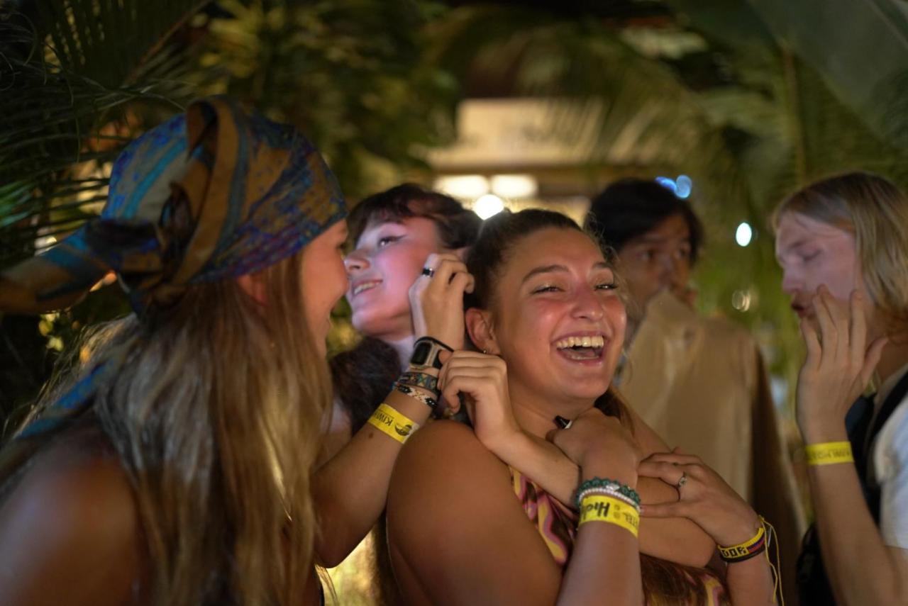 Hidden House Hostel Party Montañita Dış mekan fotoğraf